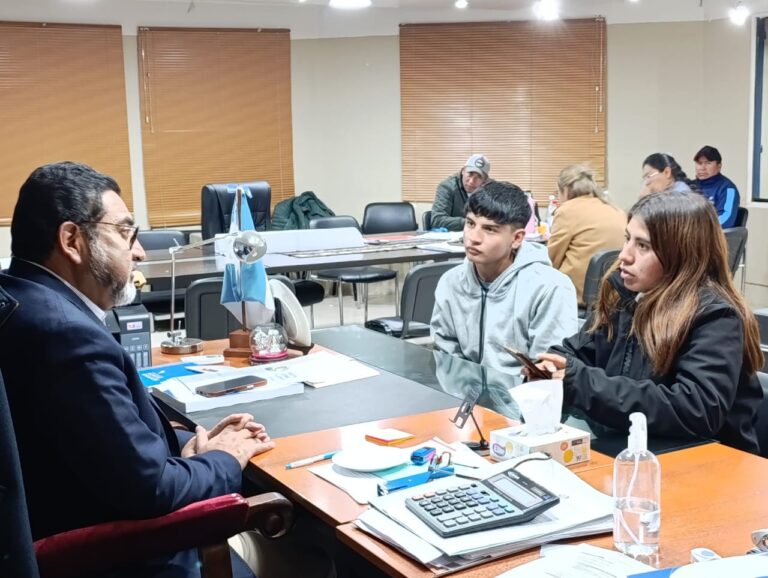 ESTUDIANTES DE LA ESCUELA NORMAL ULTIMAN DETALLES DE SU CARROZA CON APOYO MUNICIPAL