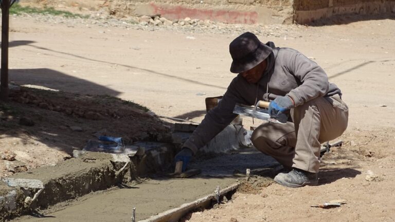 AVANCES EN EL CORDÓN CUNETA DEL BARRIO 20 DE JUNIO