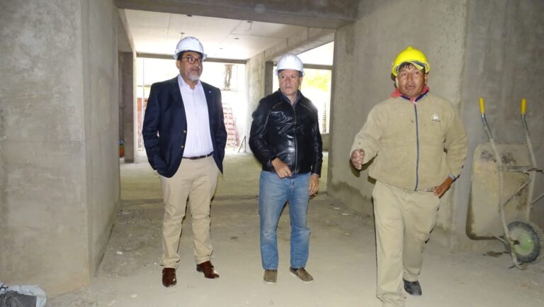 rECTOR BONILLO Y EL INTENDENTE VELAZQUEZ RECORREN EL CENTRO CULTURAL