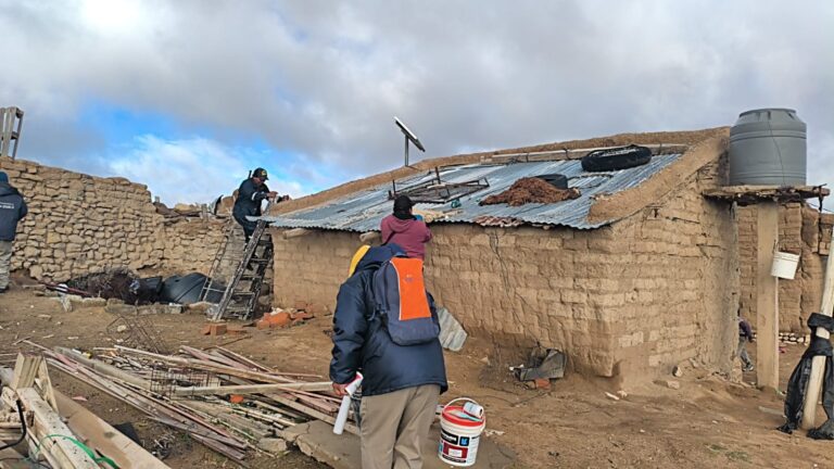 ASISTENCIA INMEDIATA DEL MUNICIPIO A UNA FAMILIA DE ABRA BLANCA AFECTADA POR LAS LLUVIAS