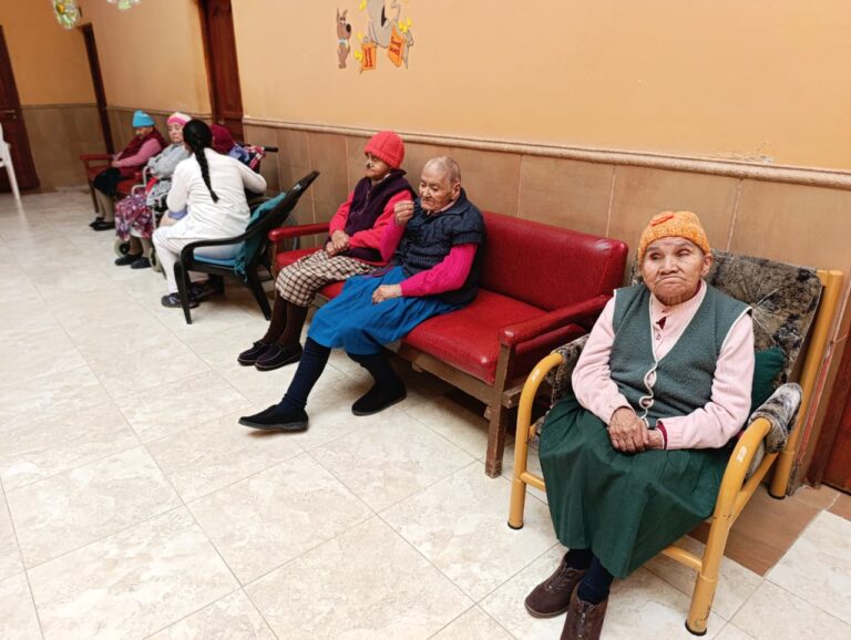 EMOTIVO GESTO DEL MUNICIPIO CON LOS ADULTOS MAYORES EN EL MARCO DE LAS ADORACIONES NAVIDEÑAS