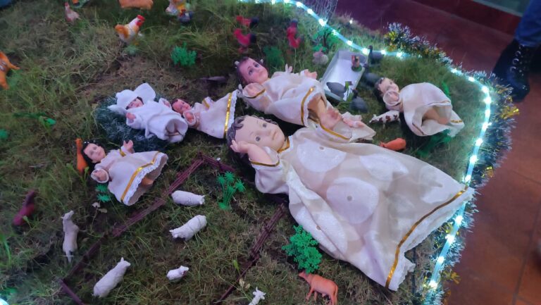 LAS ADORACIONES CONTINÚAN RECORRIENDO INSTITUCIONES DE LA QUIACA