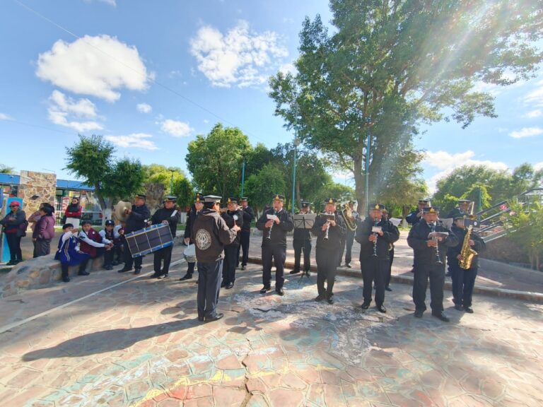 LA BANDA DE MÚSICA MUNICIPAL ACOMPAÑÓ LAS ADORACIONES EN UN RECORRIDO POR INSTITUCIONES DE LA QUIACA