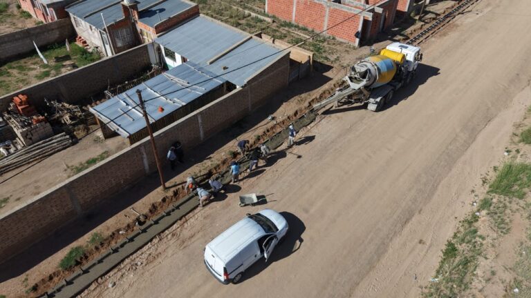 OBRAS PÚBLICAS AVANZA CON TRAMO FINAL DEL CORDÓN CUNETA EN EL BARRIO 20 DE JUNIO