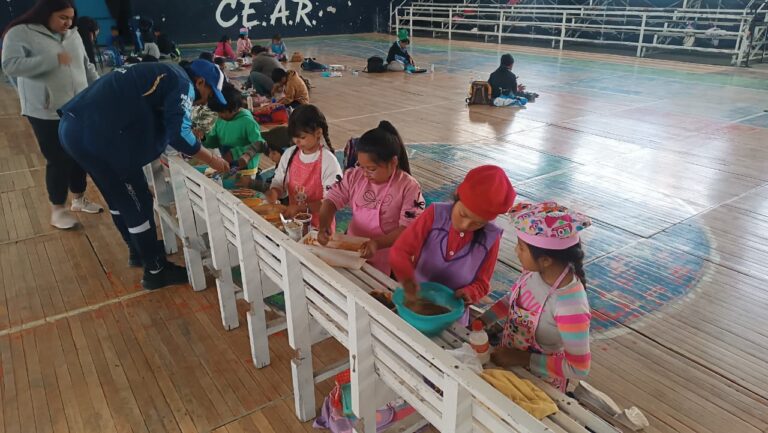 TALLER DE COCINA EN LA COLONIA DE VACACIONES: PEQUEÑOS CHEFS DESPLIEGAN SU CREATIVIDAD