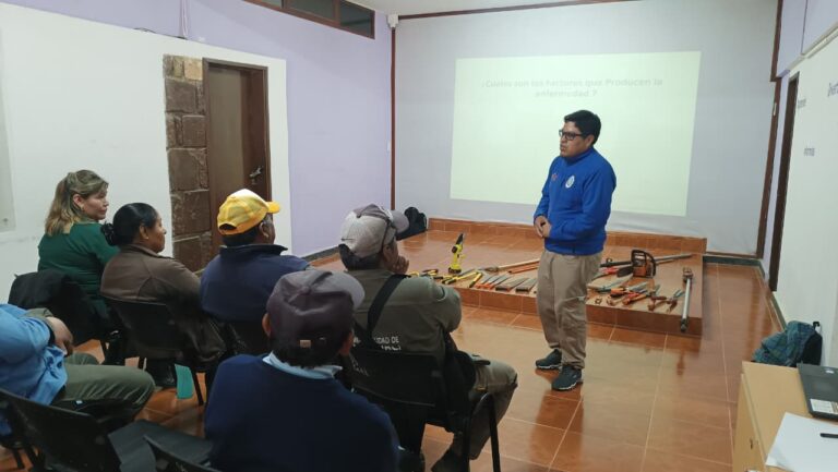 CON MAS DE 50 ASISTENTES SE REALIZÓ EL TALLER DE PODA EN EL PUNTO DIGITAL DEL CEAR