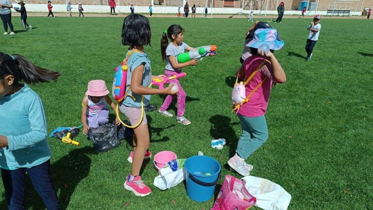 JORNADA RECREATIVA EN LA COLONIA DE VACACIONES: DIVERSIÓN ACUÁTICA PARA NIÑOS DE 7 Y 8 AÑOS