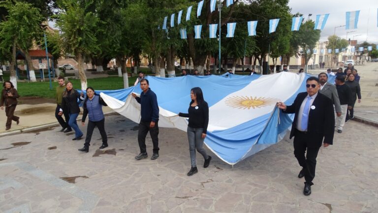 LA QUIACA IZÓ LA PATRIA EN EL MÁSTIL MAS ALTO DEL PAÍS Y ABRIÓ SU SEMANA ANIVERSARIO CON UN LLAMADO A LA UNIDAD