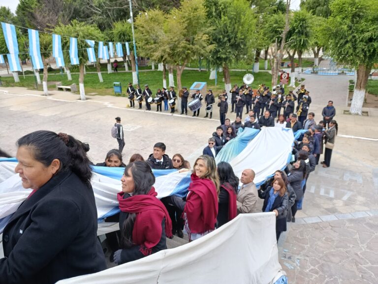 INSTITUCIONES EDUCATIVAS ACOMPAÑARON EL IZAMIENTO PATRIO POR LOS 119 AÑOS DE LA QUIACA