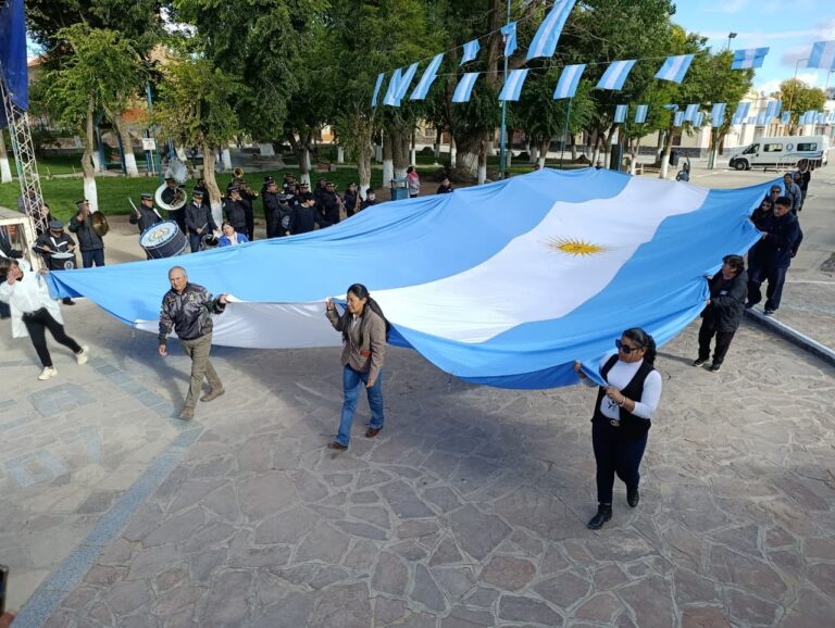 ÚLTIMO IZAMIENTO ANTES DEL 119º ANIVERSARIO: LA QUIACA DESPIDE FEBRERO CON LA BANDERA EN ALTO Y LA SOBERANIA EN EL PECHO