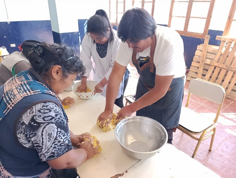 CAPACITACIÓN CON SALIDA LABORAL: TALLERES DE OFICIO, ELABORARON ROSCAS DE PASCUA