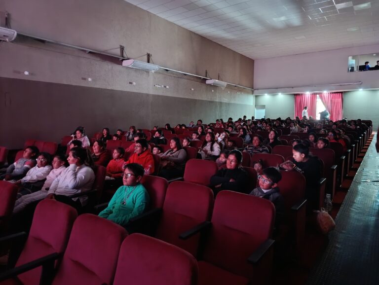 EL CINE MUNICIPAL DE LA QUIACA ABRE SUS PUERTAS CON SALA LLENA Y GRAN EMOCIÓN