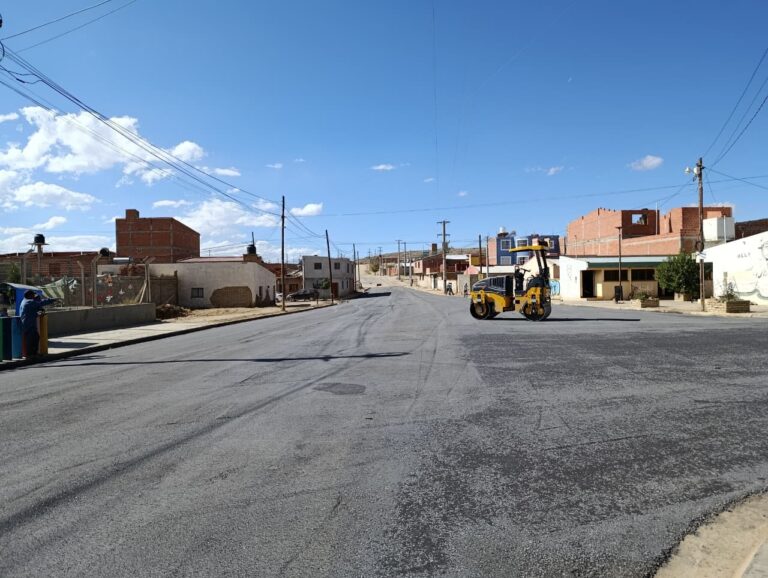 FINALIZA PRIMERA ETAPA DE OBRA DE ASFALTADO QUE MEJORARÁ LA CALIDAD DE VIDA DE LOS VECINOS EN LA QUIACA