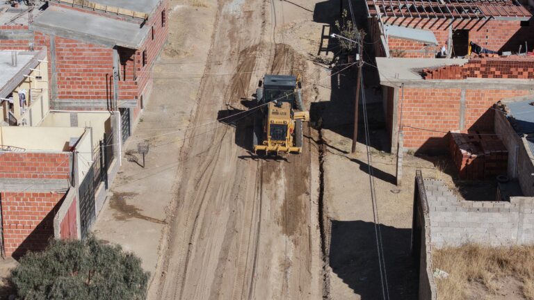 MAQUINARIA MUNICIPAL TRABAJA EN LA CALLE DOLORES DE ARRIEGUEZ