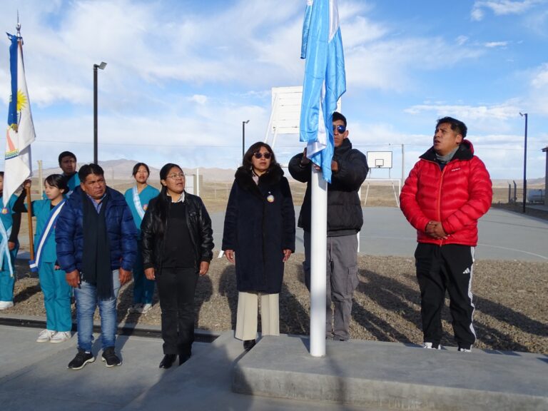 EL IES N°1 REALIZO EL IZAMIENTO DEL PABELLÓN NACIONAL EN EL MARCO DE LAS ACTIVIDADES DE LA SEMANA DE MAYO