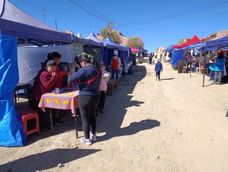 FERIA DEL BARRIO SAN SALVADOR PRECIOS BAJO Y TRABAJO CONJUNTO ENTRE VECINOS Y MUNICIPIO