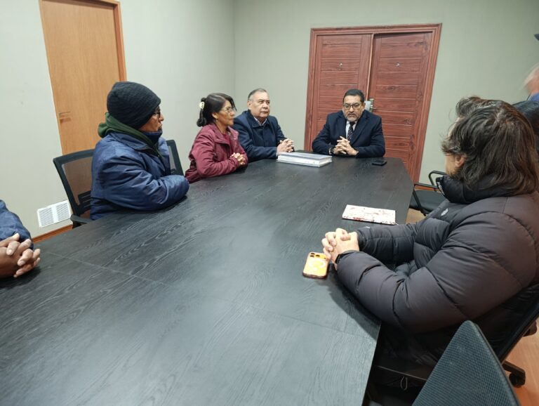 AVANCE EN SERVICIOS BÁSICOS FIRMAN CONVENIO PARA EXTENDER LA RED CLOACAL EN BARRIO 6 DE JUNIO