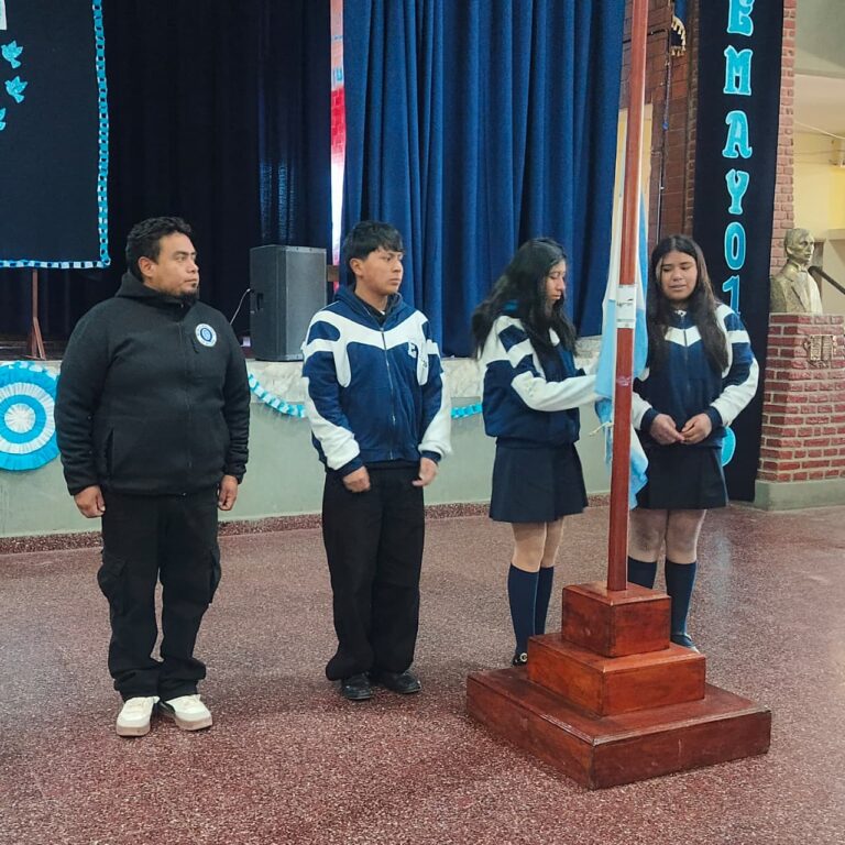 LA QUIACA CERRO LA SEMANA DE MAYO CON IZAMIENTO EN LA ESCUELA NORMAL