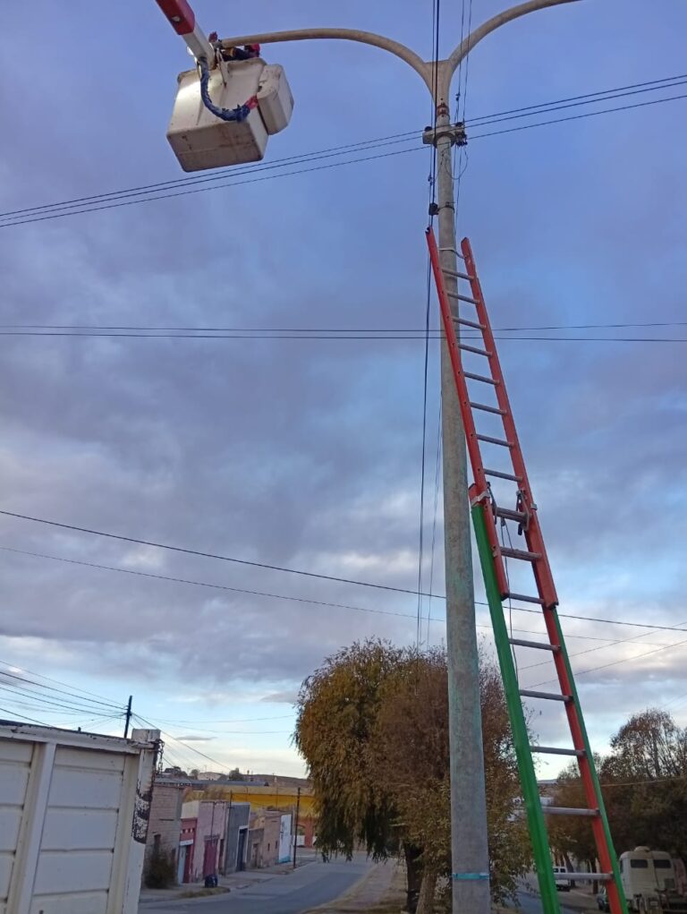 EL MUNICIPIO REFUERZA EL SERVICIO DE ILUMINACIÓN EN LA CIUDAD