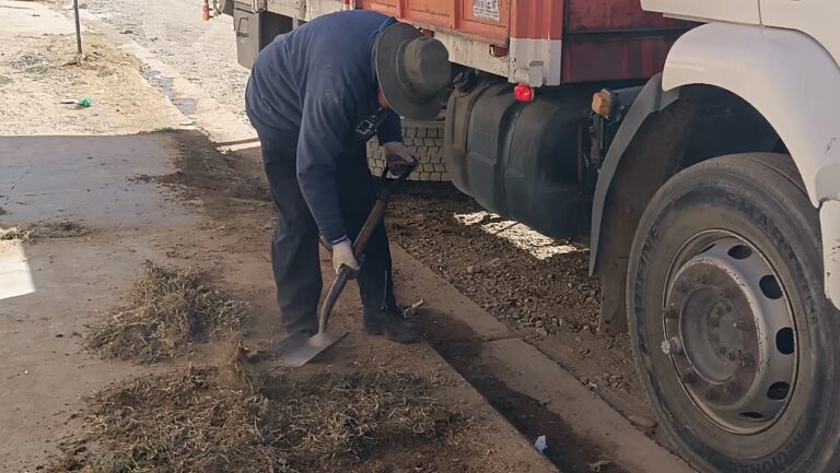 EL MUNICIPIO ACOMPAÑÓ CON TAREAS DE LIMPIEZA LA FERIA DEL BARRIO SANTA TERESITA