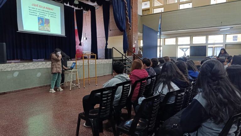 ZOONOSIS FORTALECE LAS CHARLAS DE TENENCIA RESPONSABLE Y AMPLÍA LAS CASTRACIONES GRATUITAS EN LOS BARRIOS