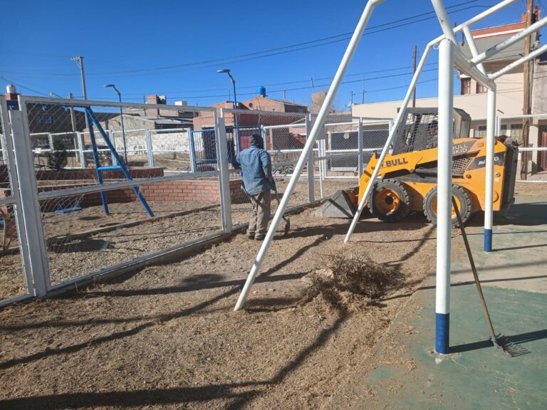 LA MUNICIPALIDAD AVANZA CON LA PUESTA EN VALOR DE ESPACIOS PÚBLICOS Y POLIDEPORTIVOS