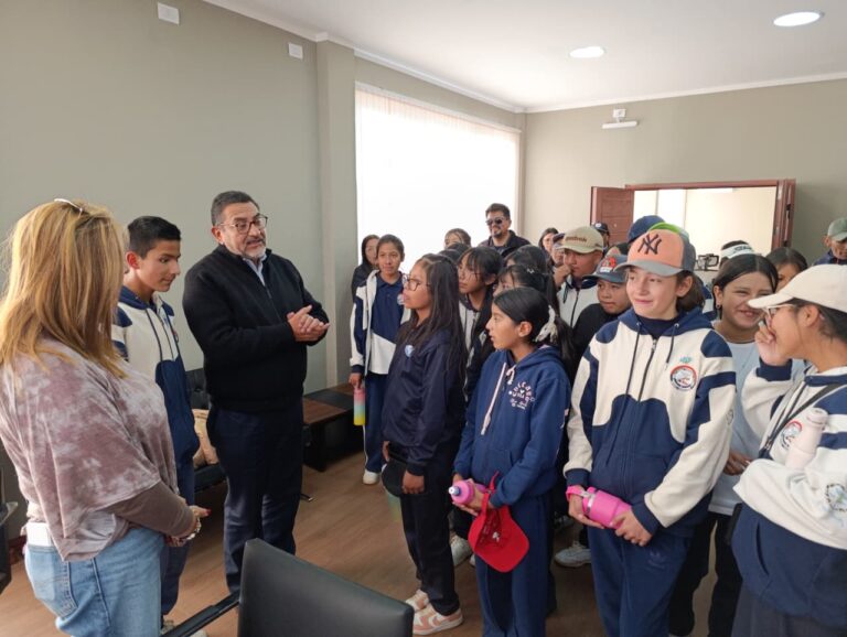 LA MUNICIPALIDAD IMPULSA “LA MUNI VA AL COLE” PARA FORTALECER LA IDENTIDAD LOCAL EN ESTUDIANTES