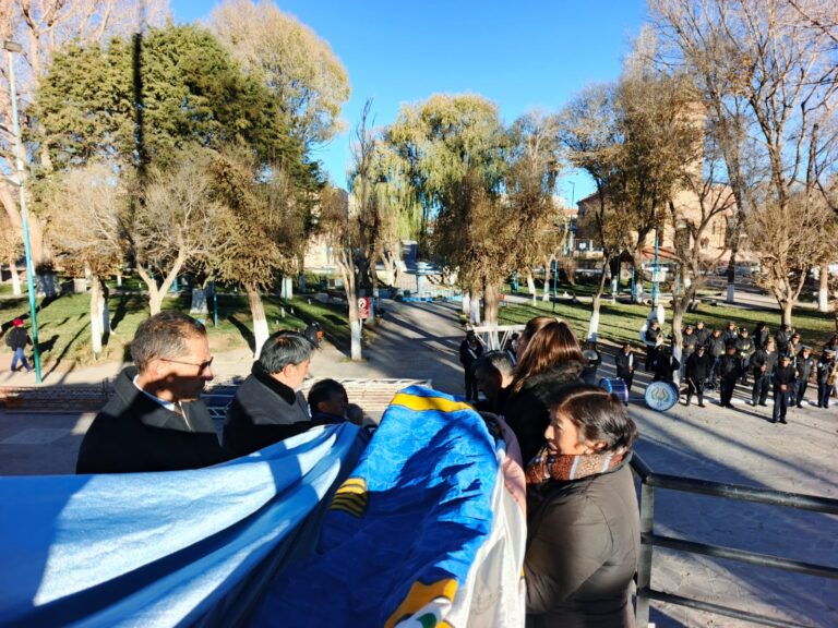 LA QUIACA CERRÓ LA SEMANA PATRIA CON IZAMIENTO EN EL EDIFICIO DEL CONCEJO DELIBERANTE