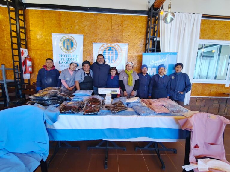DANTE VELAZQUEZ ENTREGÓ INDUMENTARIA E INSUMOS AL PERSONAL DEL HOTEL DE TURISMO