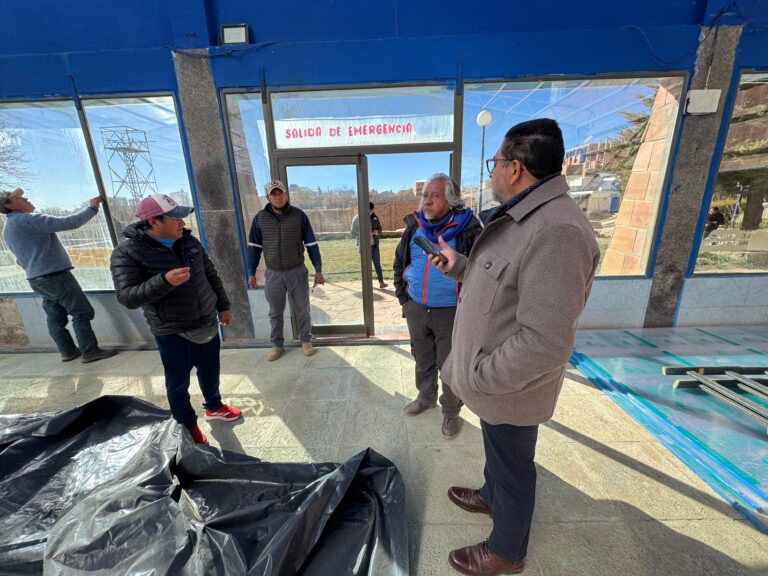 RUMBO A LA REAPERTURA DANTE VELAZQUEZ SUPERVISÓ LAS OBRAS FINALES EN LA PILETA CLIMATIZADA MUNICIPAL