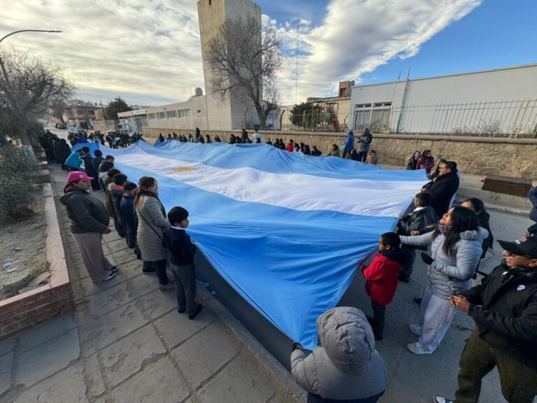 IZAMIENTO DE LA BANDERA NACIONAL: ALUMNOS DE LA ESCUELA NORMAL VIVIERON UNA JORNADA PATRIÓTICA EN PLAZA CENTENARIO