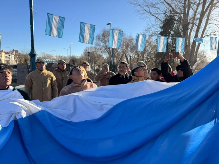 LA QUIACA VIVIÓ UN EMOTIVO IZAMIENTO DE LA BANDERA EN VÍSPERAS DE UNA JORNADA HISTÓRICA