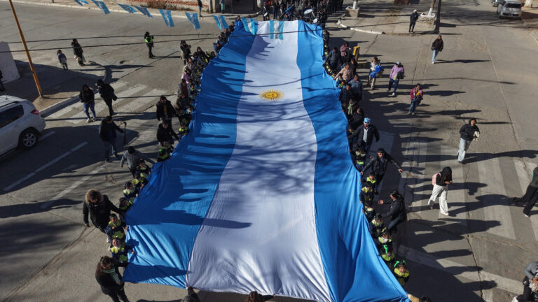 INICIARON LOS ACTOS POR LA SEMANA DE LA INDEPENDENCIA CON EL IZAMIENTO DE LA BANDERA EN PLAZA CENTENARIO