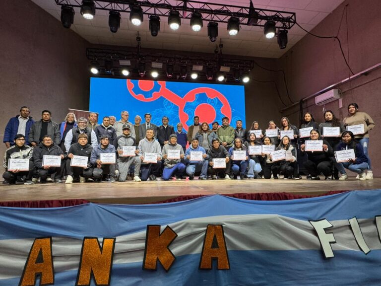 LA QUIACA FORTALECE LA FORMACIÓN LABORAL: SADIR Y VELAZQUEZ ENTREGARON CERTIFICADOS A VECINOS
