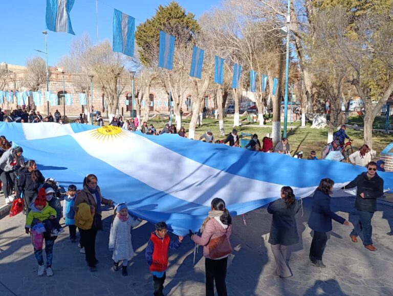 EL JARDÍN INDEPENDIENTE N° 54 PARTICIPÓ DEL IZAMIENTO DE LA BANDERA EN LA SEMANA DE LA INDEPENDENCIA