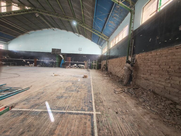 LA QUIACA TRANSFORMA EL CEAR: AVANZA LA REMODELACIÓN INTEGRAL DE LA CANCHA CUBIERTA