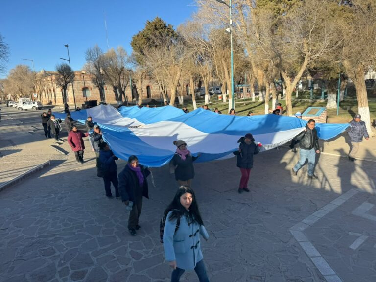 LA BANDERA ARGENTINA VOLVIÓ A FLAMEAR EN LO MÁS ALTO CON EL ALIENTO DE TODO UN PUEBLO