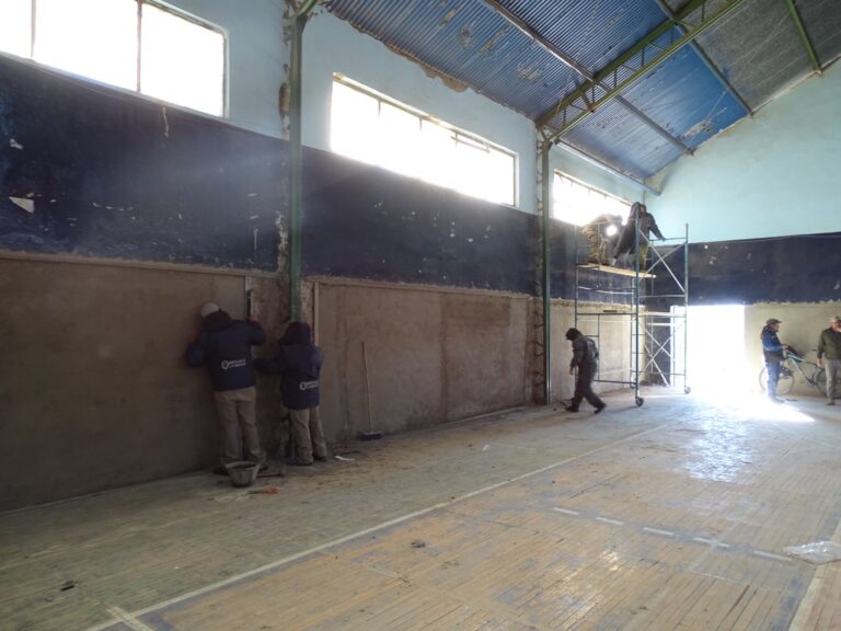 EL INTENDENTE DANTE VELAZQUEZ SUPERVISÓ EL AVANCE DE LAS OBRAS EN LA CANCHA CUBIERTA DEL CEAR