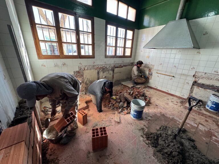 EL INTENDENTE DANTE VELAZQUEZ CONTINÚA SUPERVISANDO LAS OBRAS Y RECORRIÓ LA REFACCIÓN INTEGRAL DEL COMEDOR MICKEY