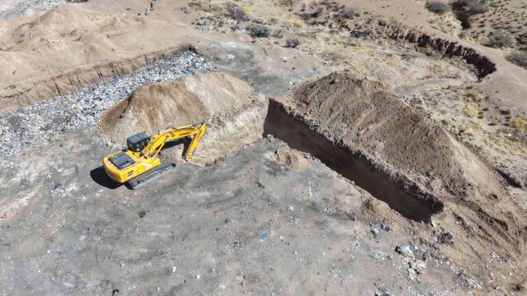 LA MUNICIPALIDAD AVANZA CON LA EXCAVACIÓN DE UNA NUEVA FOSA PARA LA DISPOSICIÓN FINAL DE RESIDUOS
