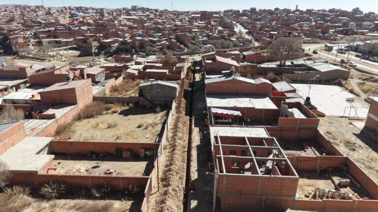 LA MUNICIPALIDAD DE LA QUIACA AVANZA CON LA AMPLIACIÓN DE LA RED CLOACAL EN BARRIO JESÚS OLMEDO Y PROYECTA NUEVAS OBRAS DE REPAVIMENTACIÓN