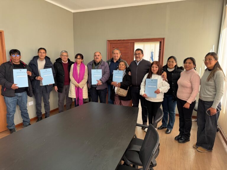 FAMILIAS RECIBIERON SUS ESCRITURAS DESPUÉS DE DÉCADAS DE ESPERA