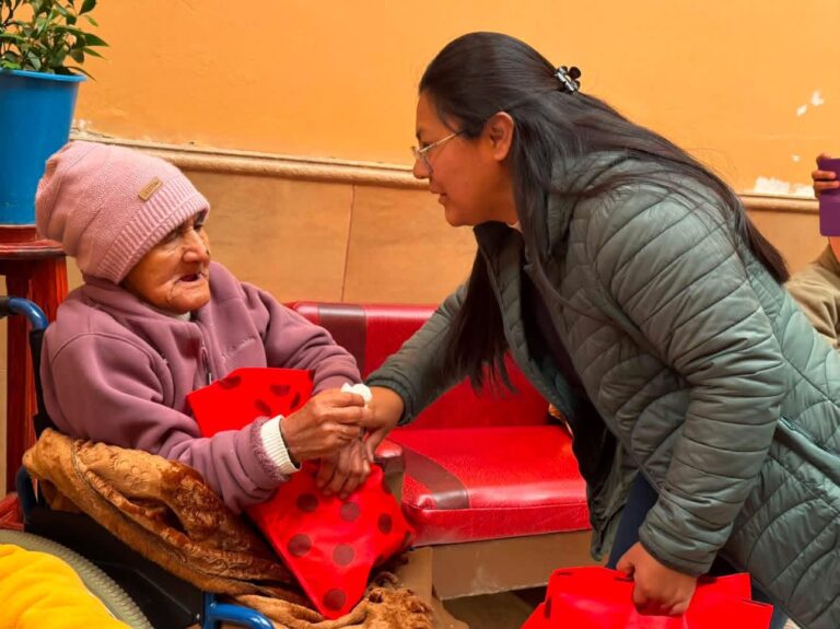 UNA TARDE DE ENCUENTRO INTERGENERACIONAL JUNTO A LOS ADULTOS MAYORES