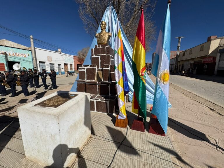 LA MUNICIPALIDAD DE LA QUIACA ACOMPAÑÓ EL ACTO POR EL 201° ANIVERSARIO DE LA INDEPENDENCIA DEL ESTADO PLURINACIONAL DE BOLIVIA