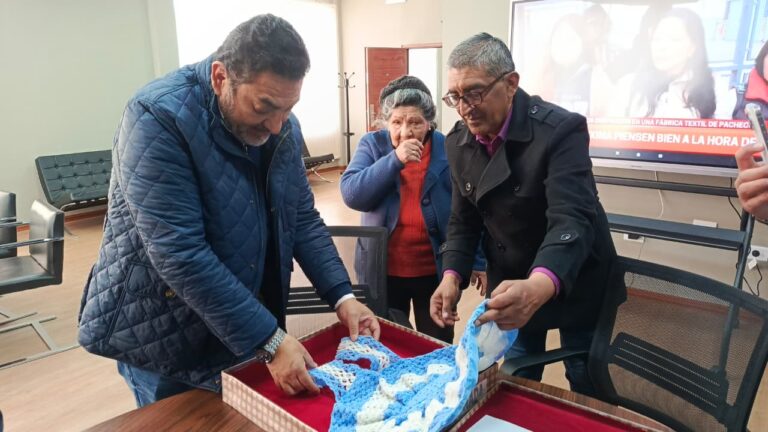 UNA ESCARAPELA TEJIDA A MANO SE SUMA AL PATRIMONIO CULTURAL DE LA QUIACA