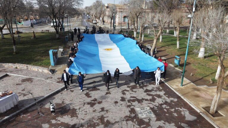 LA QUIACA INICIÓ LA SEMANA DEL ÉXODO JUJEÑO CON EL IZAMIENTO DE LA ENSEÑA PATRIA