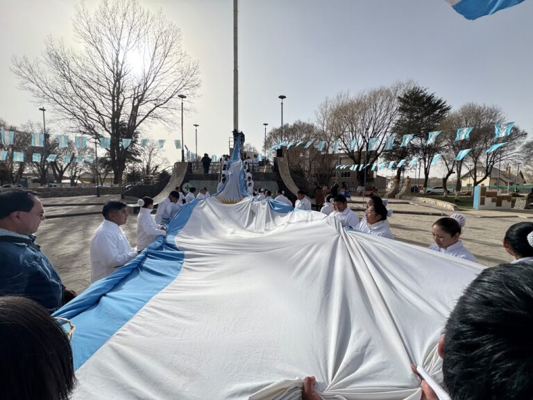 EL INSTITUTO MIRIAM GLOSS PARTICIPÓ DEL IZAMIENTO EN PLAZA CENTENARIO