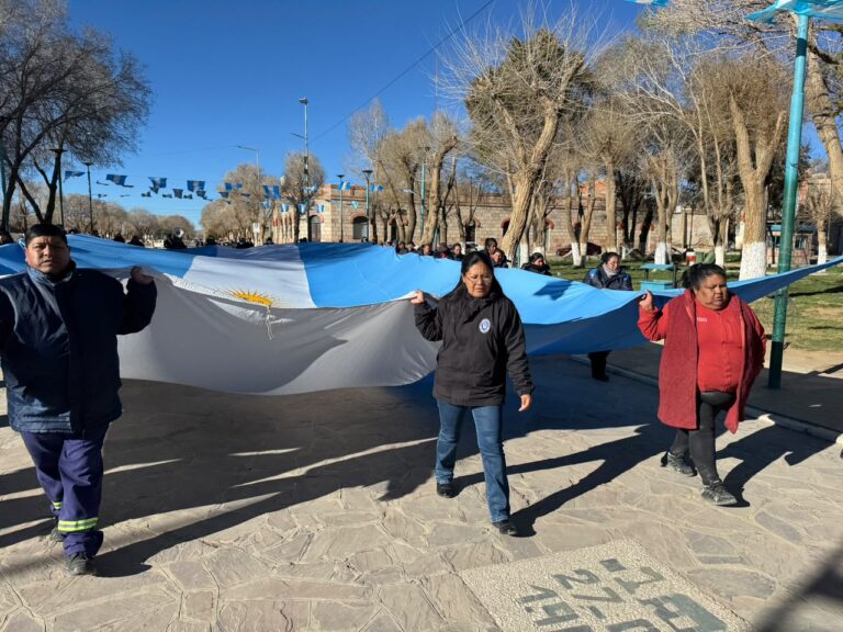 LA MUNICIPALIDAD DE LA QUIACA CONMEMORÓ EL ÉXODO JUJEÑO CON EL IZAMIENTO DE LA BANDERA
