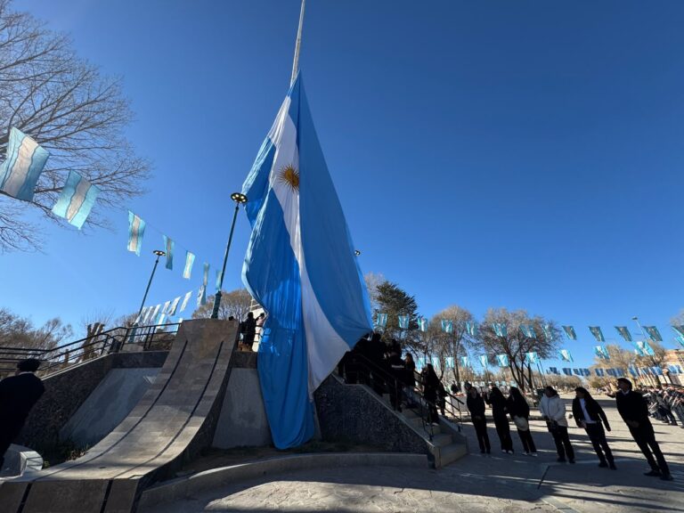 LA QUIACA CONMEMORÓ EL ÉXODO JUJEÑO CON EL IZAMIENTO DE LA BANDERA Y HOMENAJE AL CENTRO DE EDUCACIÓN NO FORMAL N° 1