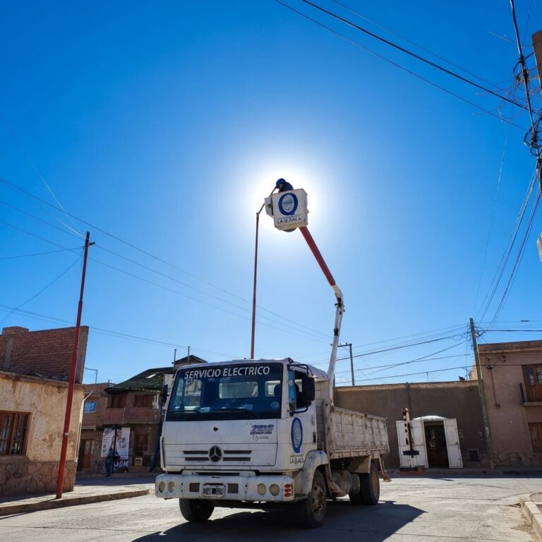 SERVICIOS ELÉCTRICOS FORTALECE EL MANTENIMIENTO Y LA EXPANSIÓN DEL ALUMBRADO PÚBLICO EN LA QUIACA